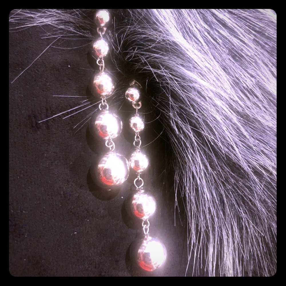 ✅💎 3/10 Adorable silver ball earrings!